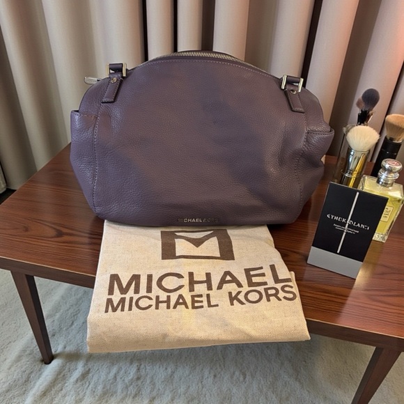 Michael Michael Kors Lavender Shoulder Bag Phone Case with Silver Hardware - Picture 3 of 6